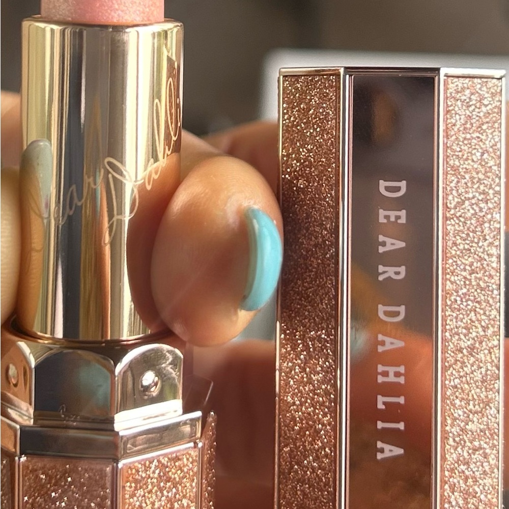 Pulse Gold Lipstick Shimmering Makeup - Picture 2 of 6